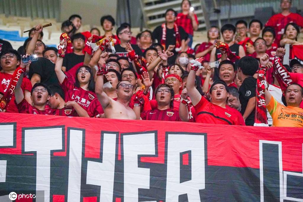 莱万的未来应该没有被讨论，因为俱乐部和教练都对他抱有绝对的信心，无论是冬窗还是明夏，都不存在他离队的问题。
